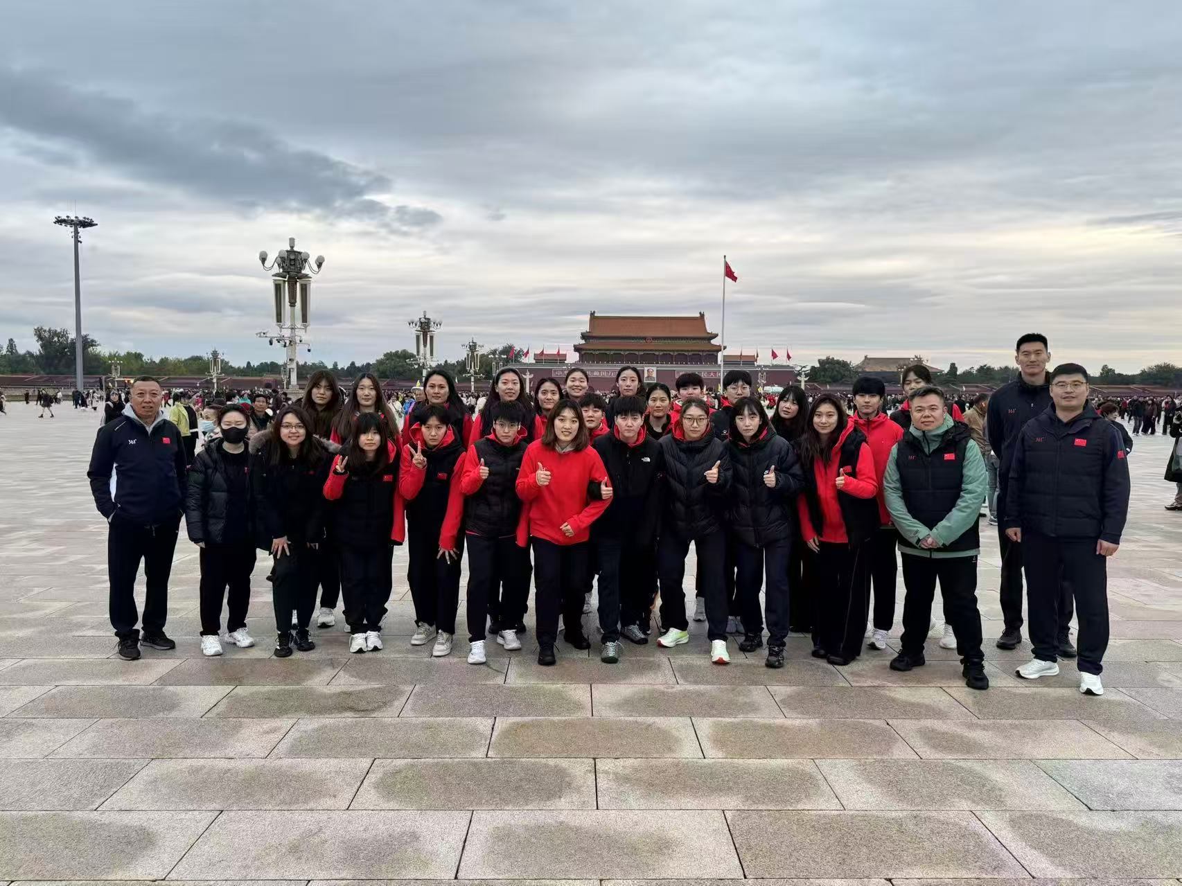 中国国家女子手球队天安门广场观升旗凝聚备战力量
晨光砺初心 手球担使命